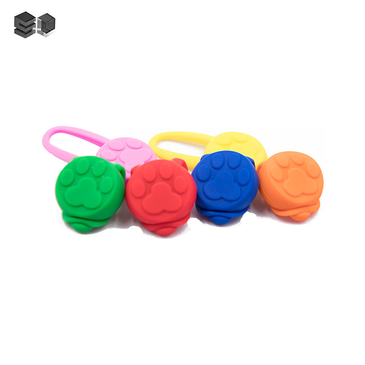 Suministro directo de fábrica de silicona LED colgante luminoso anti-perro perdido mascota viaje al aire libre luz de advertencia de impresión de la pata