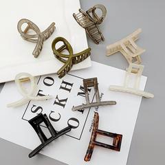 高級感のある手作りのサメは後頭部を挟んで髪をつかみます。