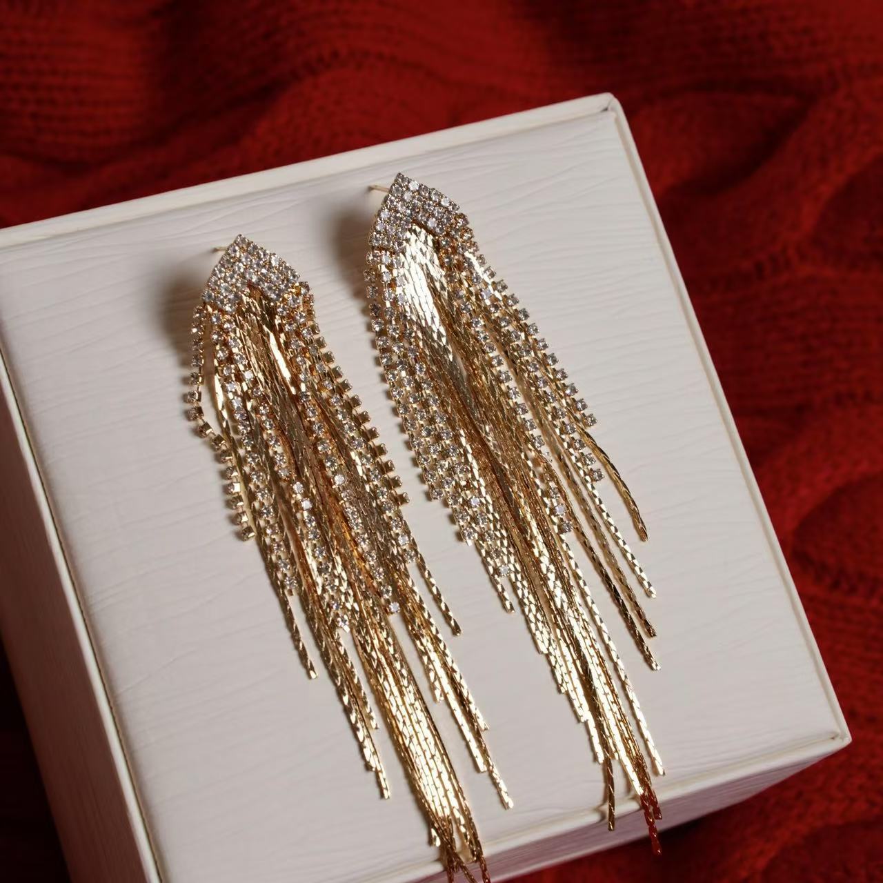 Retro elegant golden earrings with tassels