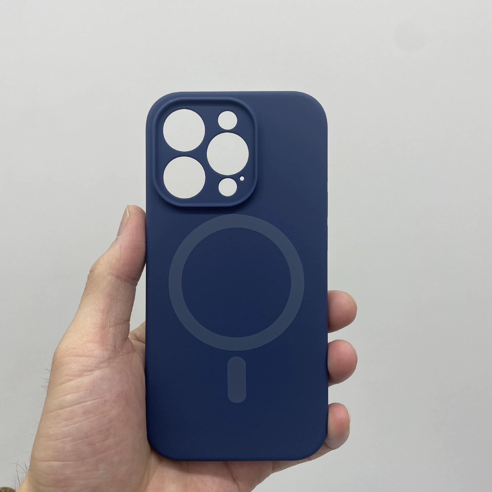 Силиконовый чехол (Apple) iPhone 16 — магнитное кольцо для объектива, противоударная защита