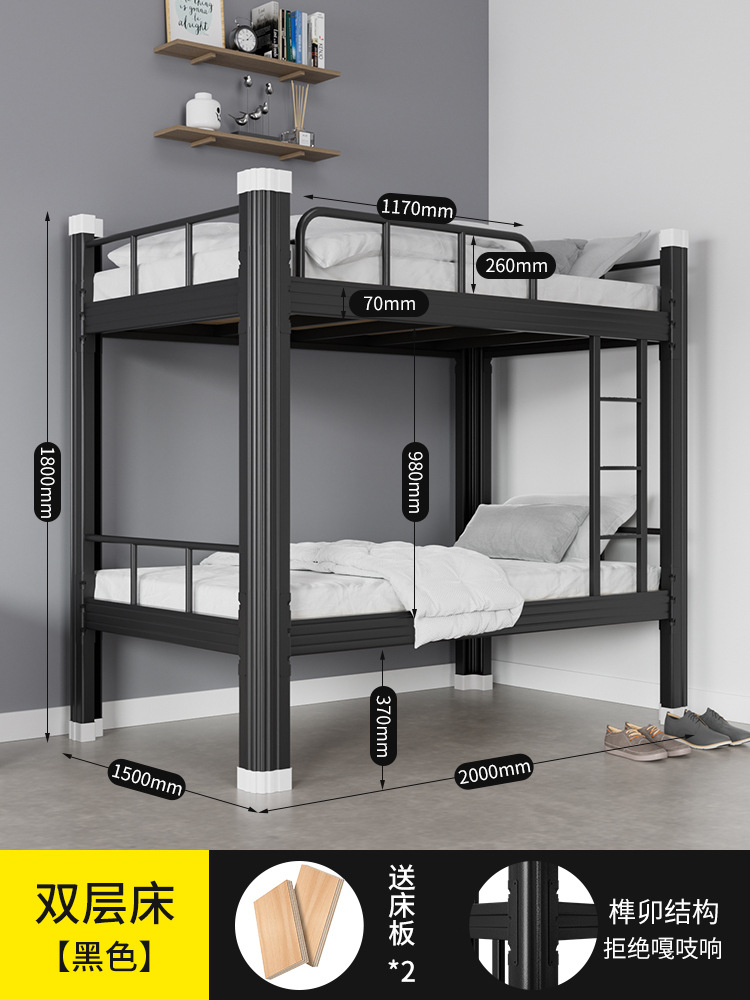 二段ベッドの上下に鉄製ベッドを敷いています。