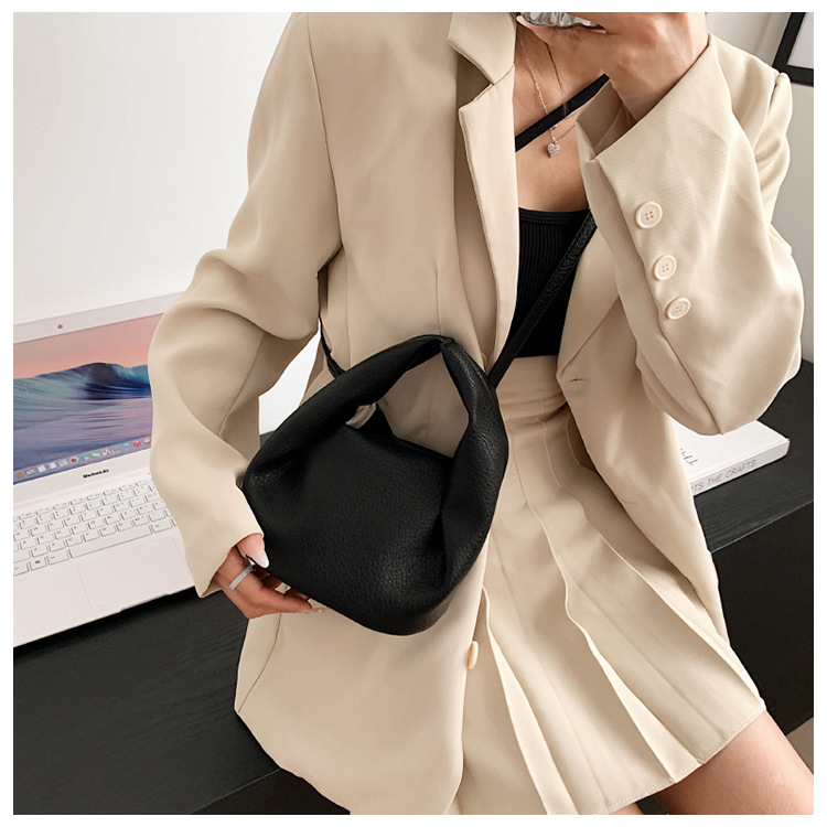 Streetwear Solid Color Magnetic Buckle Cloud Shape Bag Handbag display picture 2