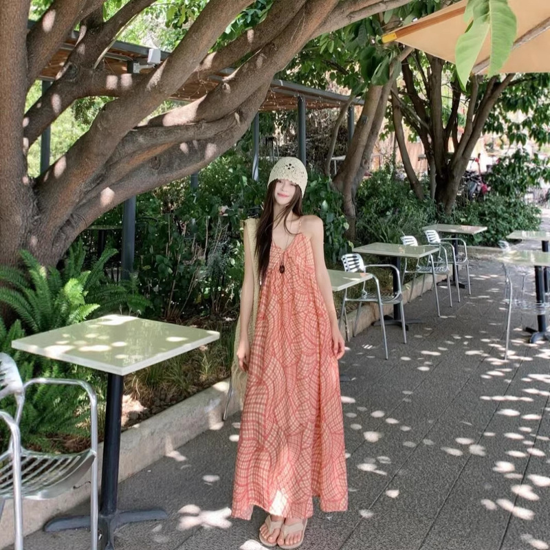 Vacation Style Plaid V-Neck Suspender Dress Women's Summer 2026 New Retro Age-Reducing Drapey A-Line Long Skirt Vacation Style Plaid V-Neck Suspender Dress Women's Summer 2026 New Retro Age-Reducing Drapey A-Line Long Skirt