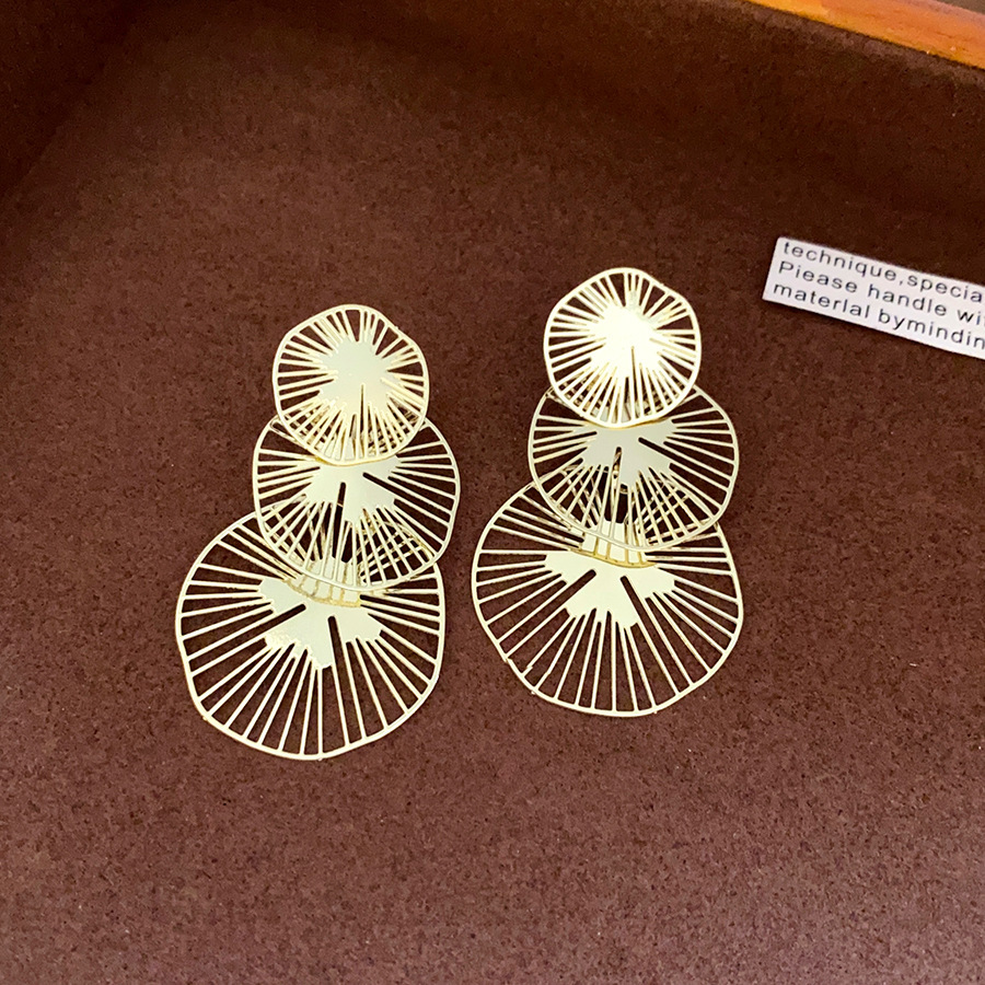 Aguja de plata MEDIADOS DE-antigua flor redonda borla pendientes de metal retro europeo y americano elegante luz pendientes de lujo al por mayor para las mujeres