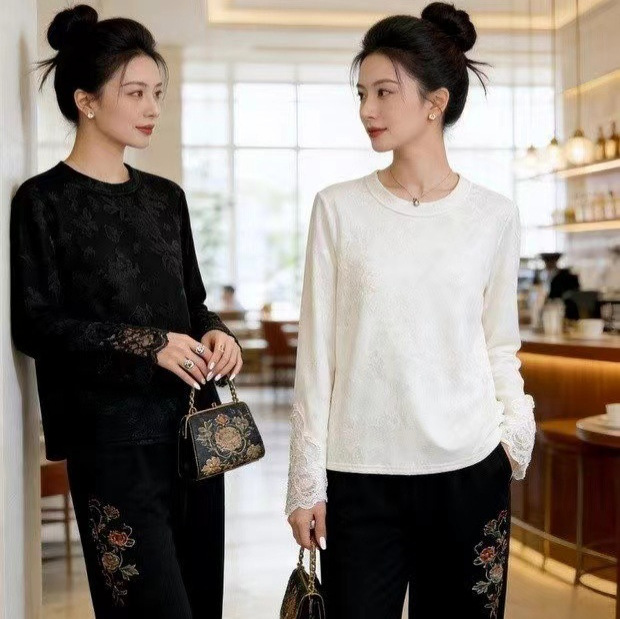 National Style Skin-Friendly Brushed Base Shirt for Women with Lace Trim, Embroidered Round Neck, Black Inner Top, Winter Fleece T-Shirt, White