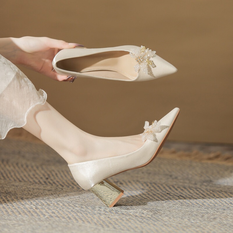 Single shoes in stock~ Detachable buckle crystal red wedding shoes satin chunky heel high heels Xiuhe dress bridal shoes red Single shoes in stock~ Detachable buckle crystal red wedding shoes satin chunky heel high heels Xiuhe dress bridal shoes red