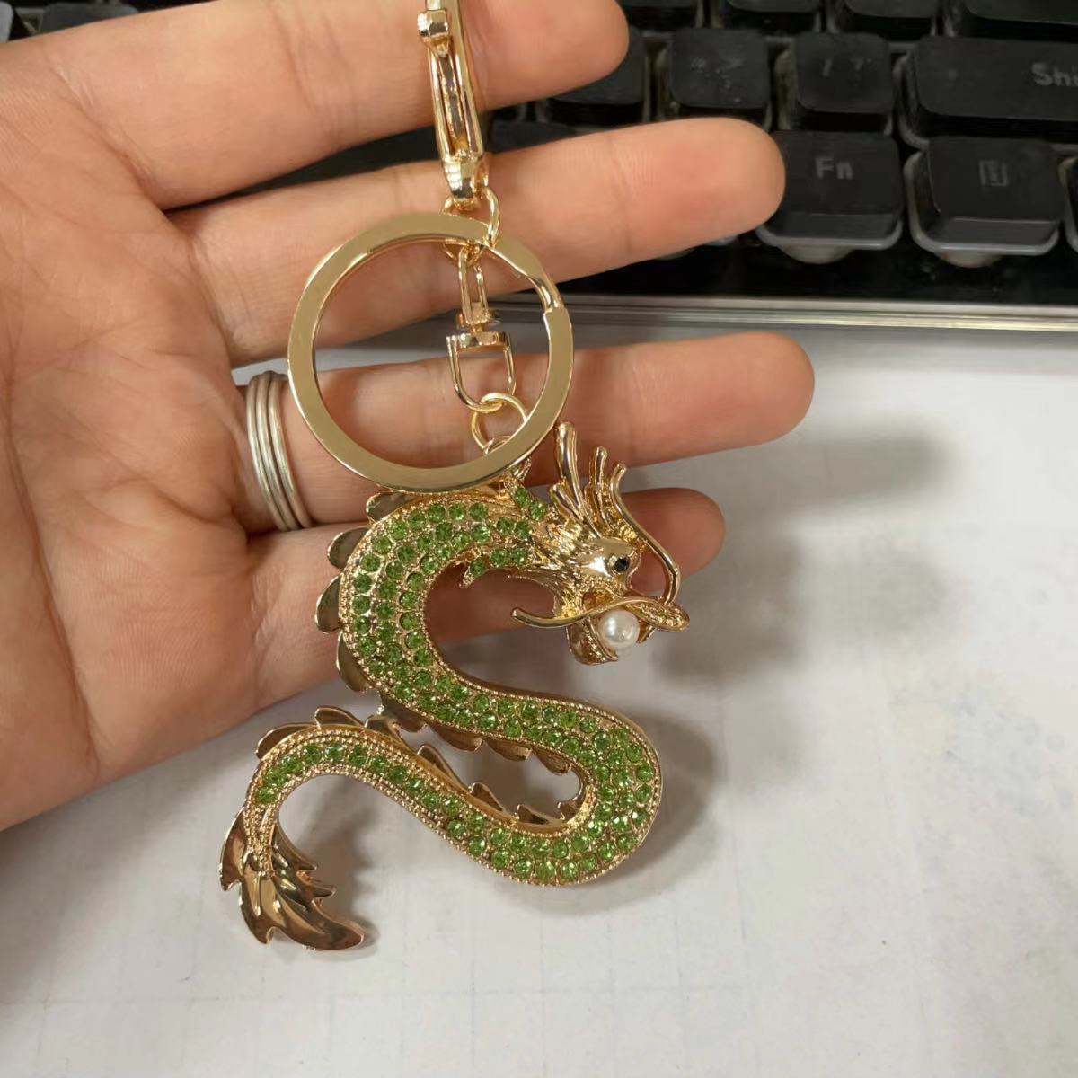 Estilo chino diamante incrustado suerte doce Zodiaco dragón estilo llavero animal año bolsa colgante metal dragón accesorios del coche