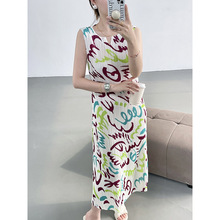 三宅2025夏季日系限定款撞色涂鸦竖纹背心褶皱连衣裙显瘦度假裙女