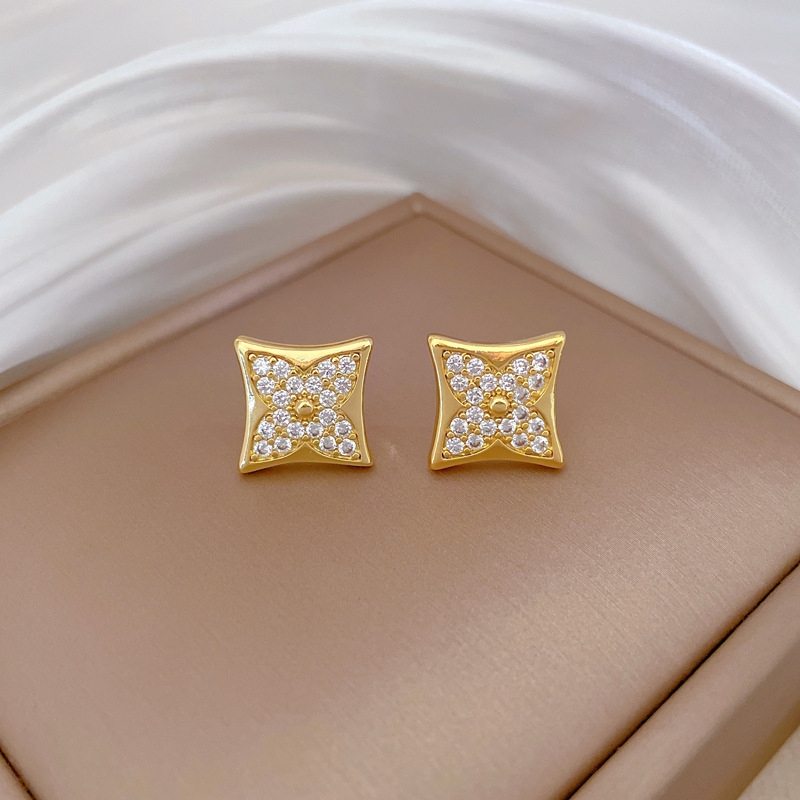 【 Titanium Steel 】 Necklace and earring set, light luxury diamond-shaped four-leaf flower full diamond, personalized and elegant banquet earrings and necklace set pic 16