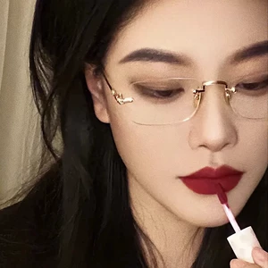 Su Yan Gold Belless Glasses Magnote Женщины -мигранты могут быть оснащены высокоуровневым чувством безграничности.