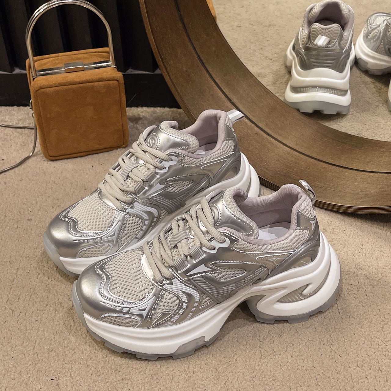 Blanco plateado, zapatos de suela gruesa para mujeres, primavera y verano de 2026, nuevos zapatos de nicho de malla transpirables para mujeres
