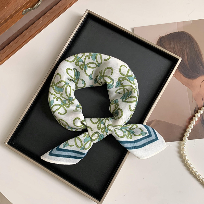 Hojas caídas azules y verdes