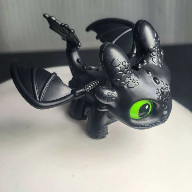 New car accessory: Toothless figure with swinging wings, sensor-activated flashing lights, eyes, keychain accessory, helmet decoration