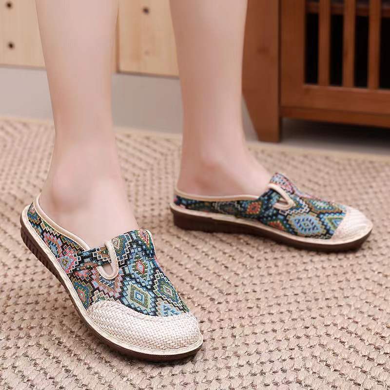 Primavera y otoño nuevos zapatos de tela de Beijing de las mujeres de corte bajo slip-on estilo étnico zapatos bordados Fondo suave moda casual medias zapatillas