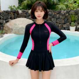 海边游泳衣女款2025新款防晒水母服浮潜连体裙式冲浪潜水服大码