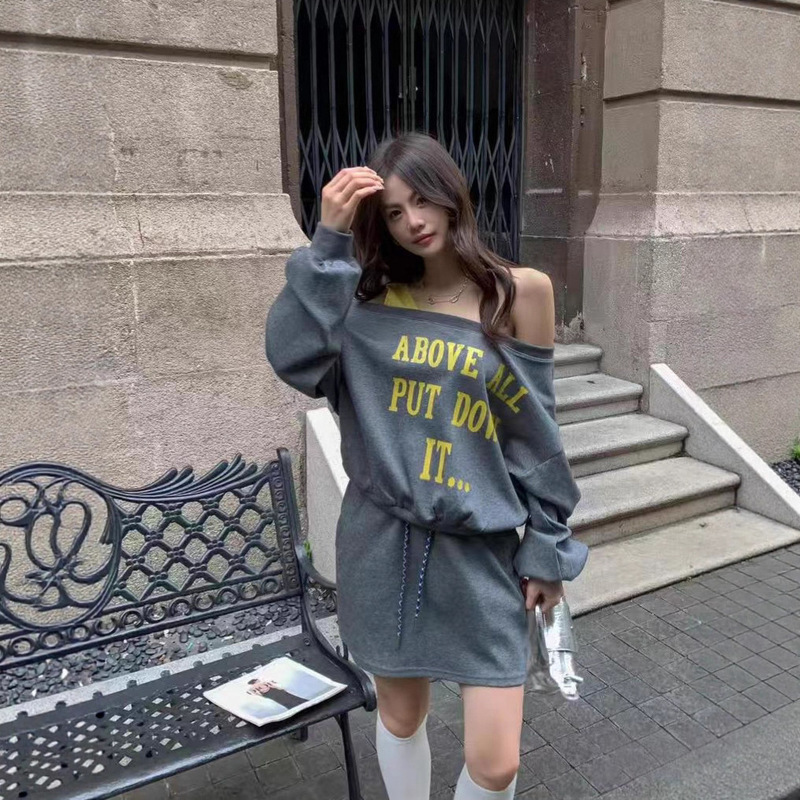 高级感气质炸街减龄套装女2025新款印花一字肩卫衣高腰短裙两件套|undefined