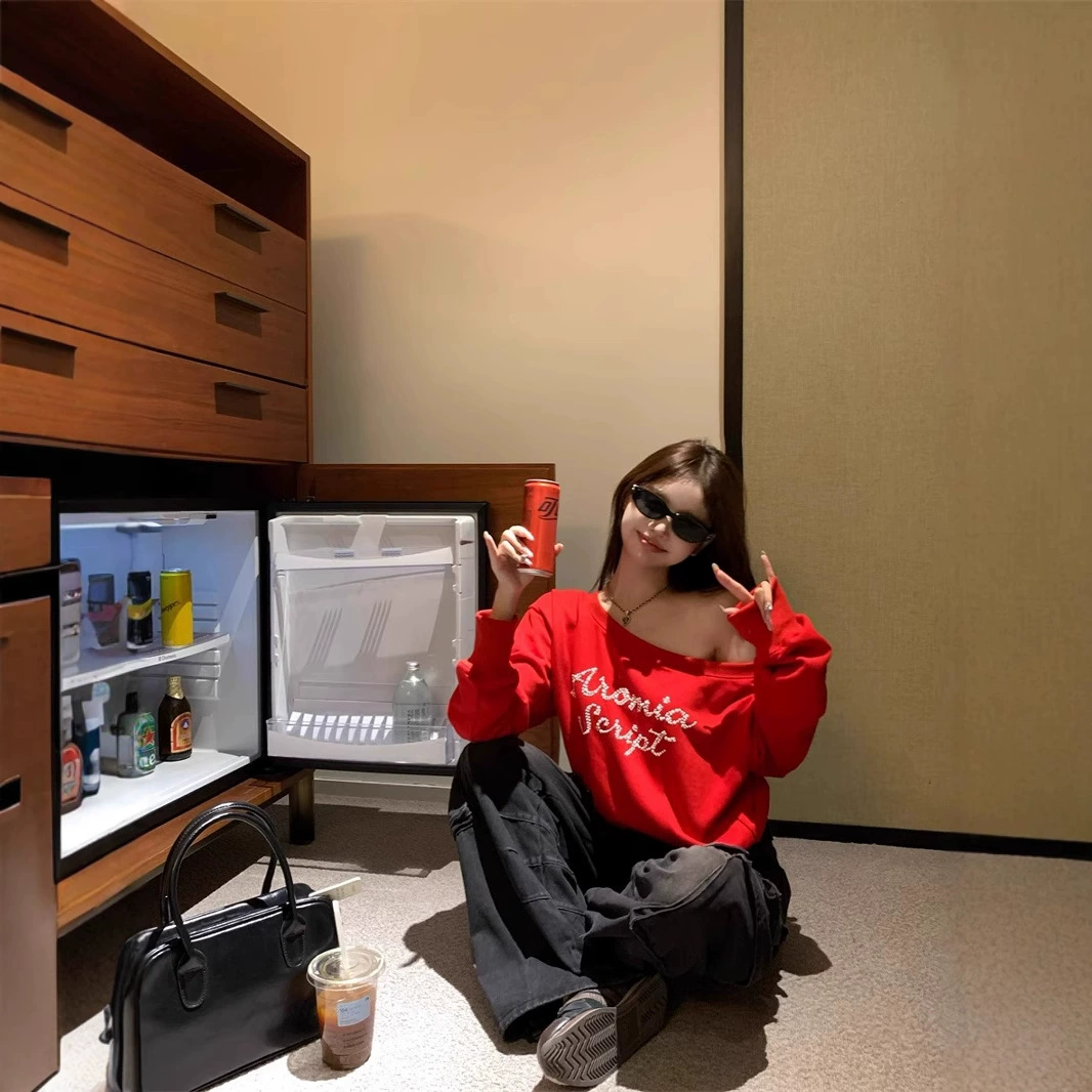 Буква с горячими бриллиантами косой плечо с длинными рукавами свитер женская свободная американская девушка осенью дизайн красный дикий топ