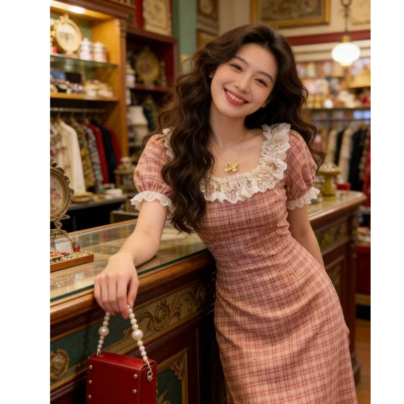 French-Style Retro Square-Neck Red Plaid Heart-Patterned Short-Sleeve Dress, Plus-Size, with Playful Lace Trim, Slimming Mid-Length Dress