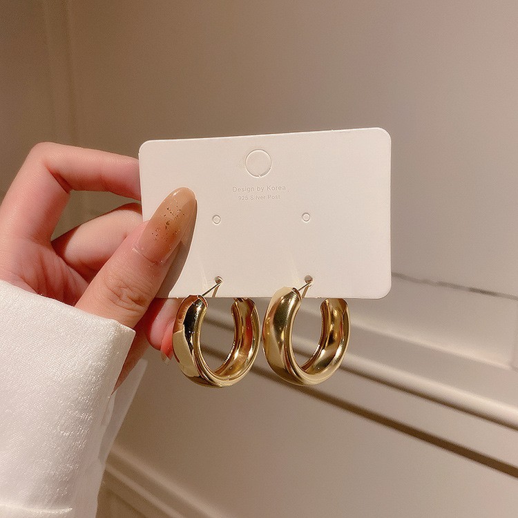 Pendientes geométricos de anillo simple de nuevo estilo transfronterizo de aguja de plata, sentido de diseño, pendientes de lujo simples y ligeros, pendientes de sentido de alta gama de moda al por mayor