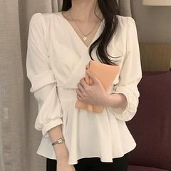 春夏のシフォンの女性の韓国のデザイン感の新型の優雅なvネックの気質は腰を収めて長袖のシャツの上着を結びます。