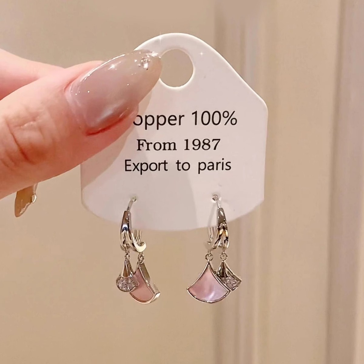 New Pink Mother-Of-Pearl Small Skirt Pendant Earrings for Women, Fashionable Light Luxury High-End Earrings, Sweet and Fresh Temperament Earrings