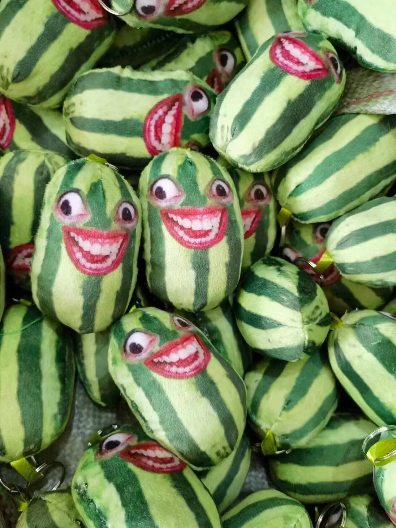 Кто понимает семью, куклы под мужским голосовым мешком, звук арбузной полосы подвески, красные клавиши, голова арбуза