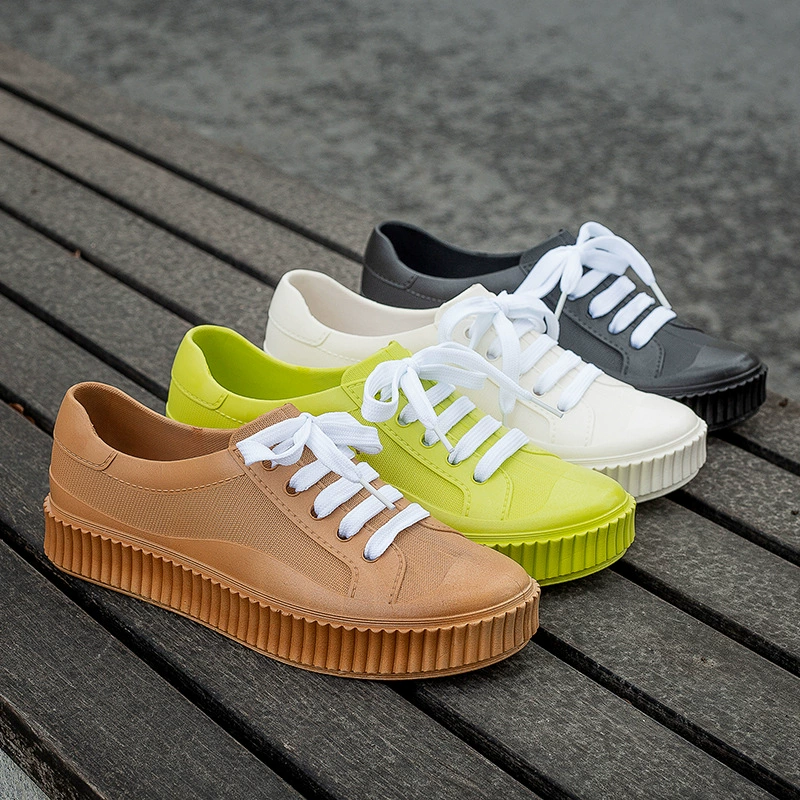 2023 повседневная леди маленькая белая обувь ПВХ модная толстая подошва женская обувь дождя четыре сезона наружная резиновая обувь для волос