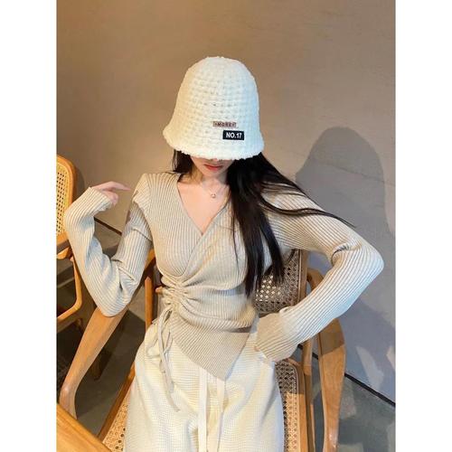 Autumn and Winter V-neck Knitted Base Shirt for Women, Innerwear for Autumn and Winter, French Style Waist-Taking Irregular Long-Sleeved Knitted Top