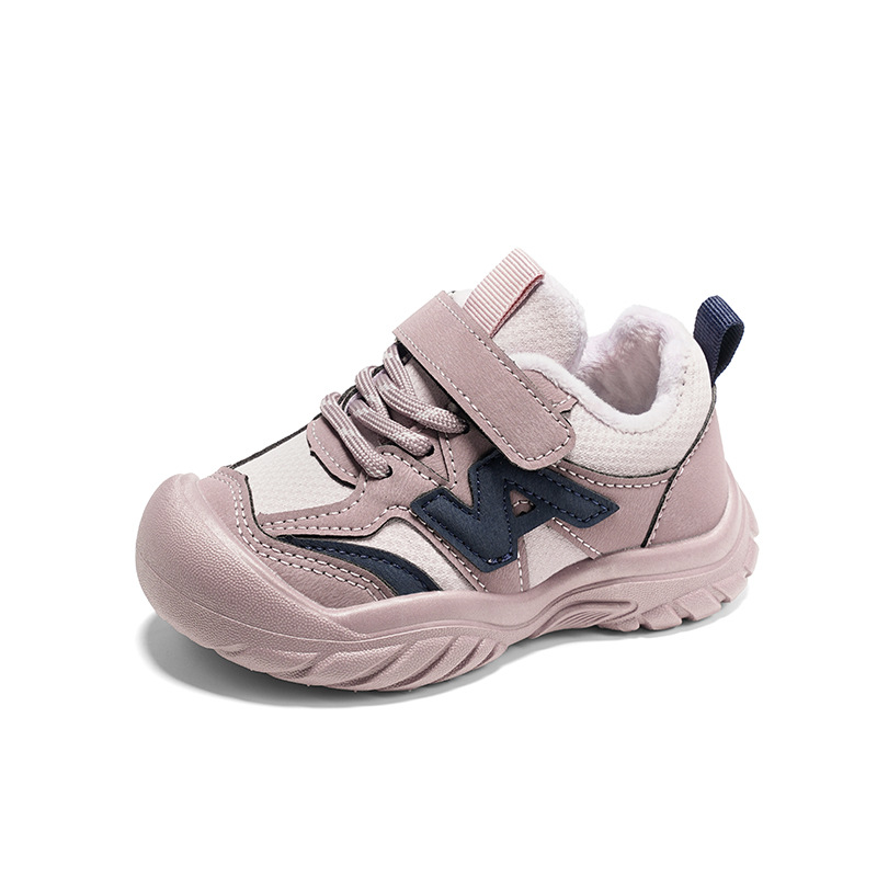 Zapatos deportivos para niños coreanos de estilo universal zapatos de entrenamiento para niñas 2025 invierno nuevos zapatos infantiles para niños con suela suave de terciopelo caliente