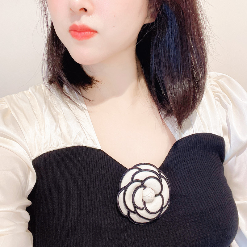 Chanel estilo rhinestone Camelia broche elegante flor collar flor ramillete pin elegante Hepburn francés ropa Accesorios