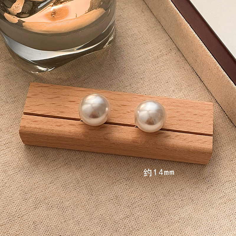Luz de lujo de alto nivel nicho de diseño femenino sensación de aretes de bordilla temperamento perla asimetría joyería perla al por mayor