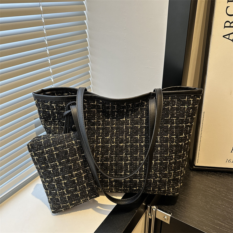 Bolso de mujer de moda de temperamento a cuadros de gran capacidad literaria 2025 primavera nuevo estilo coreano bolso de hombro de estilo occidental bolso de axila de moda