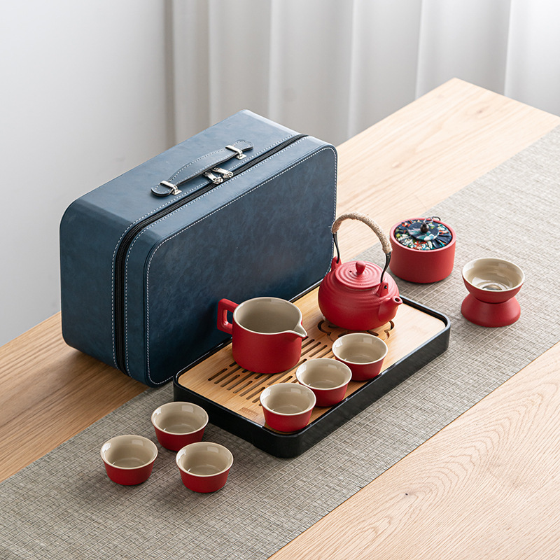 빨간 손잡이 냄비 + 파란색 가방