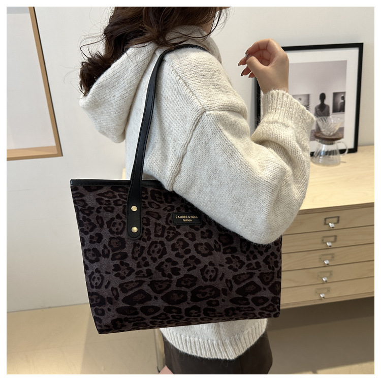 This is a new 2024 trendy and stylish large-capacity handbag for women. It is a fashionable and stylish single-shoulder tote bag for autumn and winter undefined