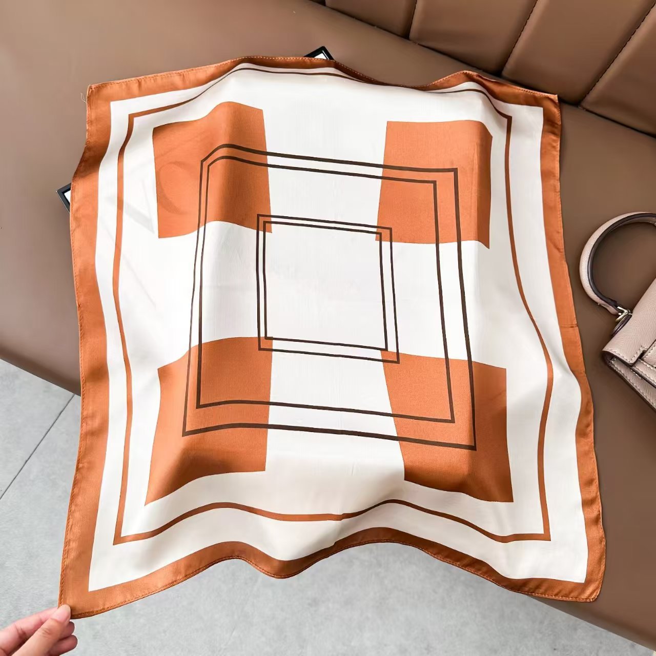 軽い豪華な北欧風の紫色の朝顔の花のプリントの绢糸のスカーフの女性の高級な気質の100% シルクの小さい方のタオル