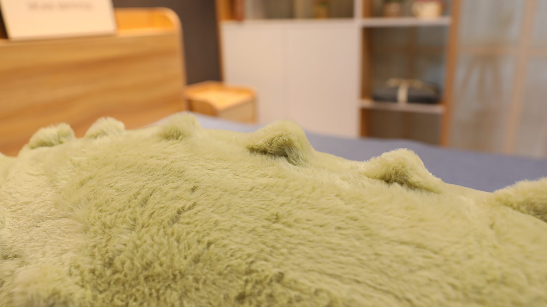Grote pluche krokodil knuffel voor kinderkamer en bed_voghion.com