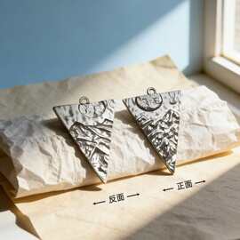 新款不锈钢三角牌山月浮雕吊坠 自然图腾挂坠 潮男女个性饰品配件