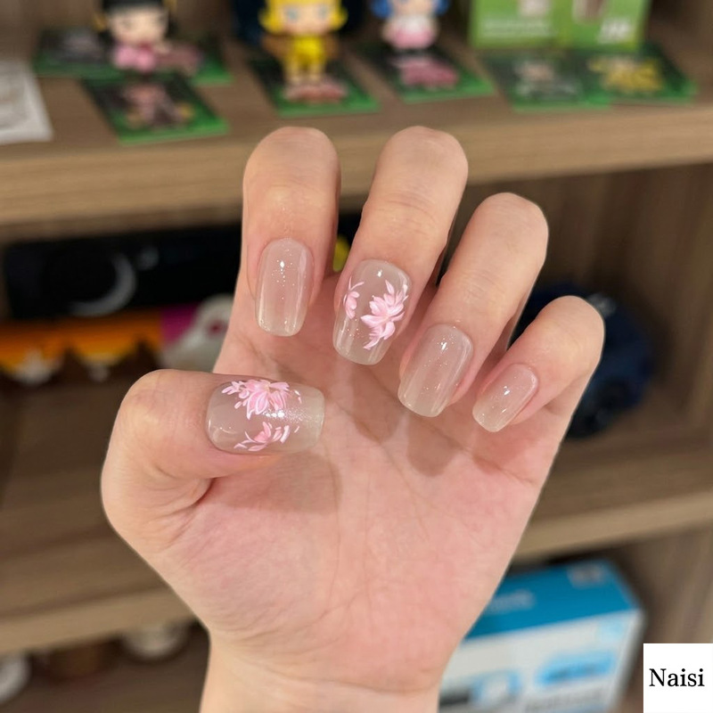 Short Cat-Eye 3D Embossed Floral Nail Tips for Spring and Summer, Everyday Floral Resin Gold-Plated Fake Nails