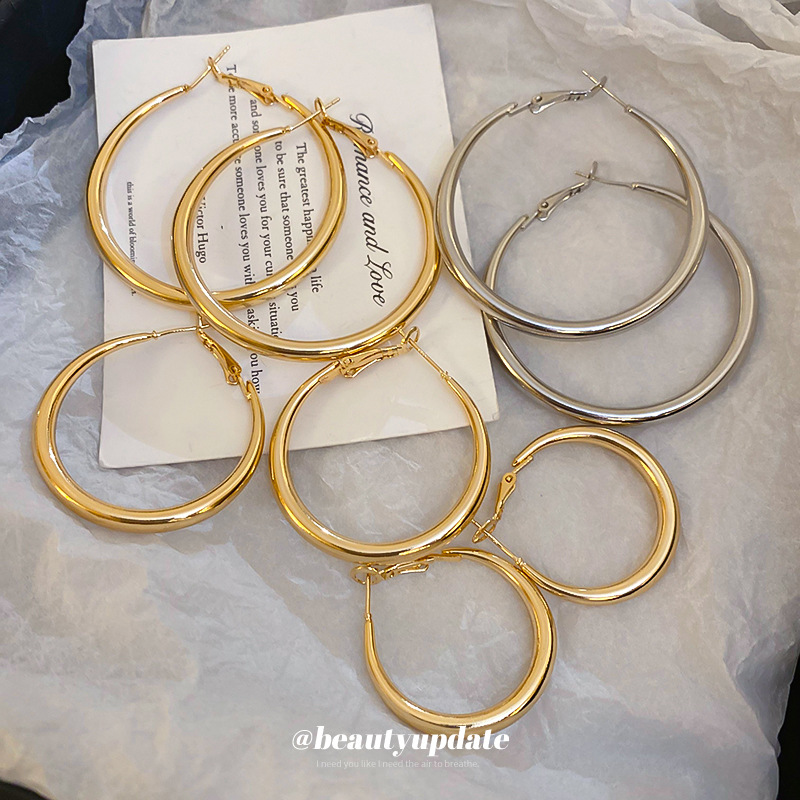 Pendientes de anillo de sentido de alta calidad transfronterizos de aguja de plata Pendientes de todo fósforo de lujo ligero europeo y americano Pendientes de sentido de diseño de moda simple