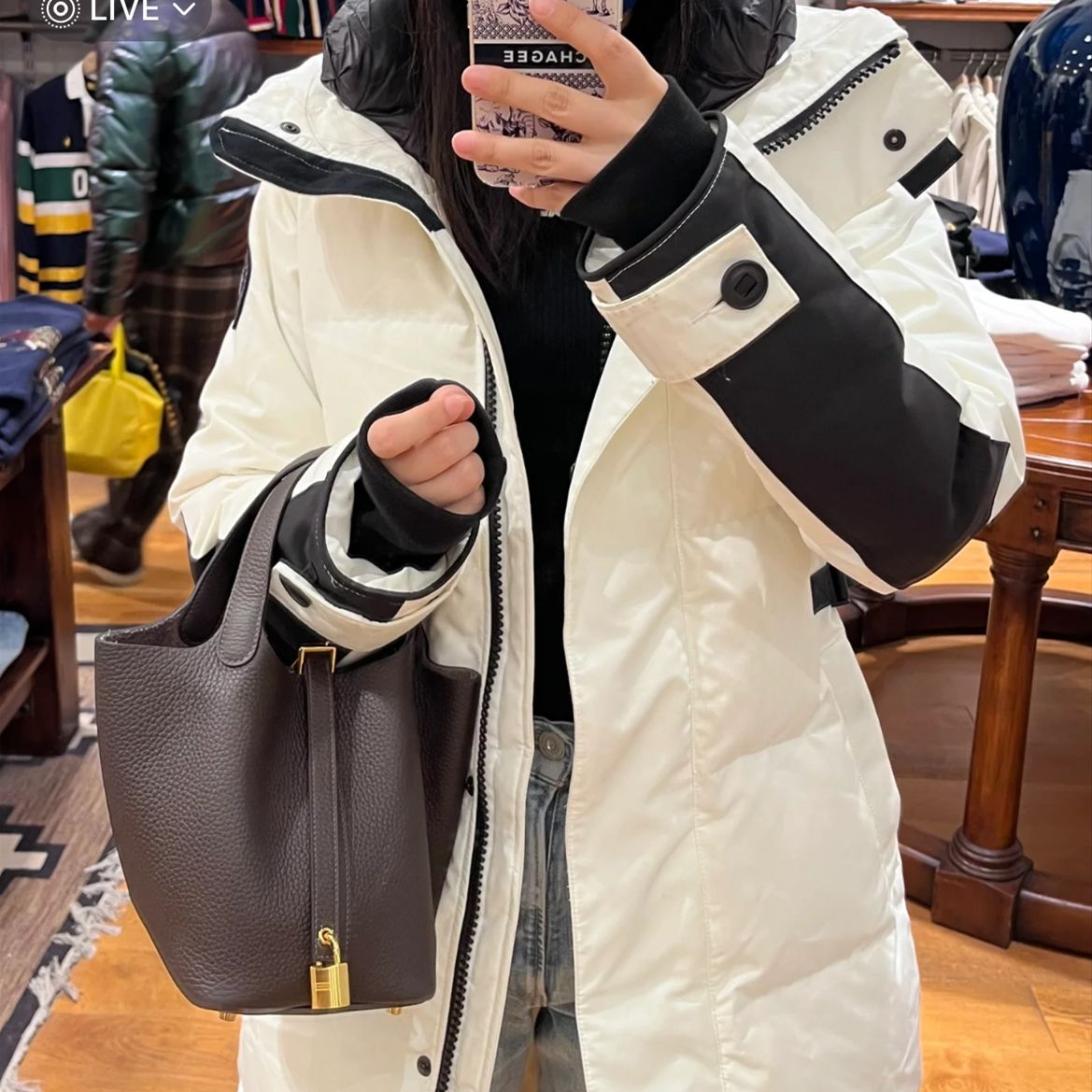 Bolso tipo cesta de cuero con diseño de dos colores, estilo cubo