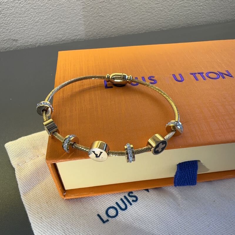 2026 Luxury Designer Titanium Steel Bracelet with V Letter, Authentic Gold-Plated Jewelry, Silver Bracelet, Non-Fading Wristband 2026 Luxury Designer Titanium Steel Bracelet with V Letter, Authentic Gold-Plated Jewelry, Silver Bracelet, Non-Fading Wristband