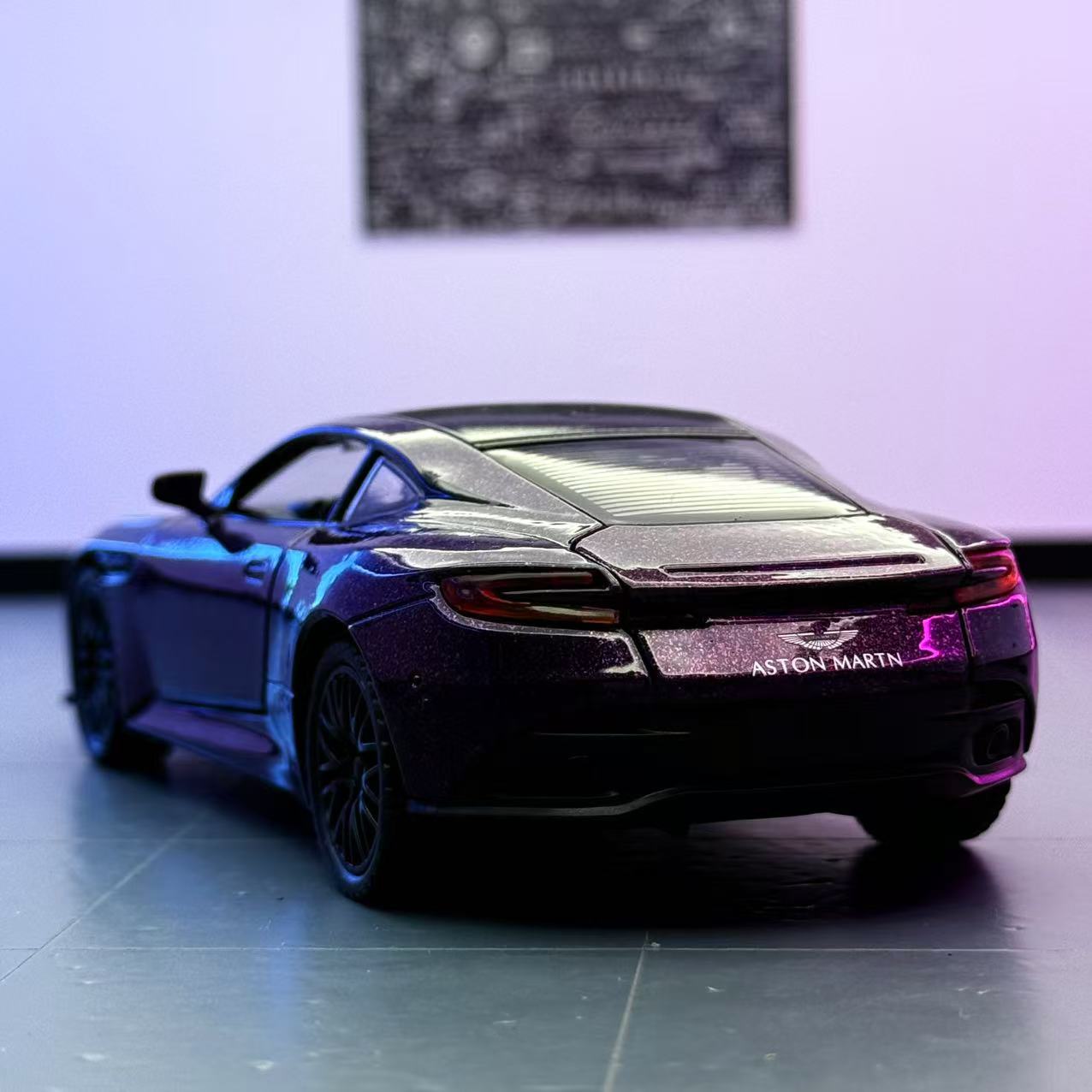 Modelo de coche Lijiaxin 1:32 Martin DB12 coche deportivo de aleación con adornos de sonido y luz