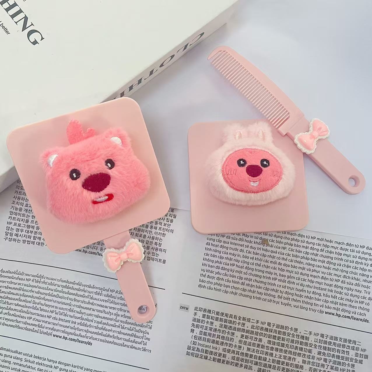 Mango de dibujos animados de castor con peine, espejo de maquillaje portátil, peine de espejo de corazón de niña