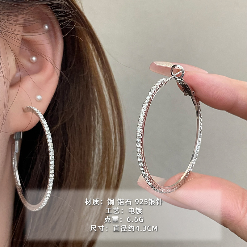 2025 nuevo estilo verano de moda anillo plateado círculo negro círculo fino temperamento europeo y americano aretes dorados de todo fósforo