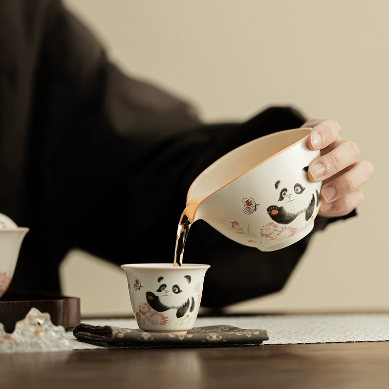 Бежевый Динк керамическая кувшина Panda Eat Butterfly Boat Cup Ceramic Kung Fu Tea Set Accessories Tea Sea Fair Cup Tea Divider Evening Cup