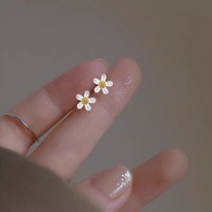 S999純銀清新で甘い花イヤリング文芸小型シンプルなデザイン感デイジーピアス卸売り銀耳飾り
