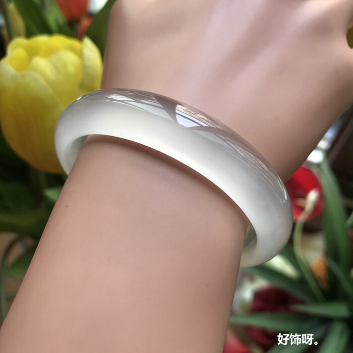 Madagascar agate bracelet female white ice variety chalcedony female bracelet lychee frozen fluorescent skin lining gift Madagascar agate bracelet female white ice variety chalcedony female bracelet lychee frozen fluorescent skin lining gift