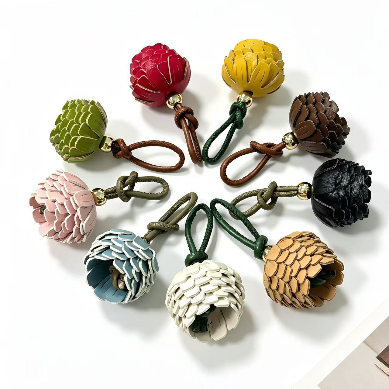 Miu's new spring collection: exquisite color-blocked small pendants, bag accessories, and handmade keychains, directly from the manufacturer