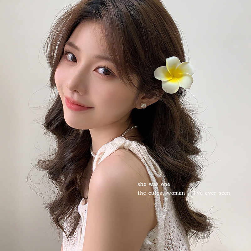 Huevo flor clip lateral clip lateral de alta calidad mujer 2025 nuevo tocado de cabello de flores de playa clip de flores de tamaño grande
