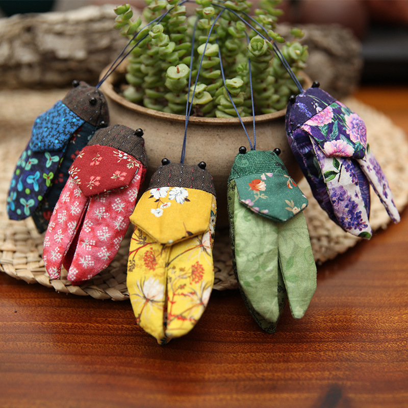 Bordado hecho a mano DIY creativo colgante luxiu cigarra niños adultos patchwork muñeca de regalo de estilo antiguo adornos de cigarra